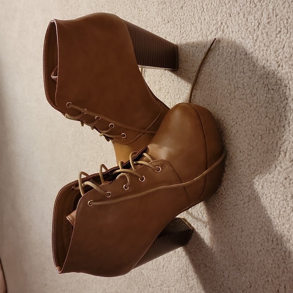 Tan lace up booties. Great condition. Approx 3.5 in chunky heel. Size 8. - Picture 2 of 6
